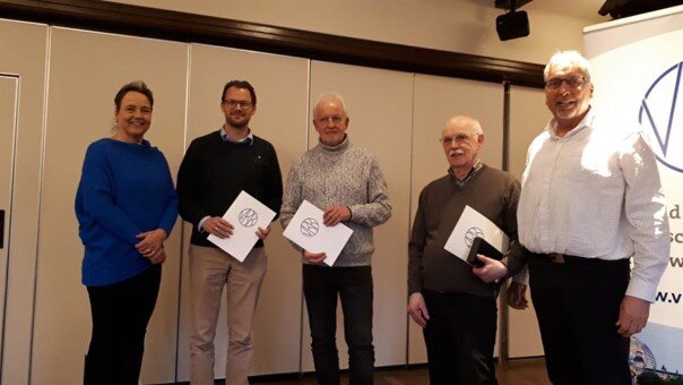 20230323_Mitgliederversammlung_StOGrp_Oldenburg Rita Rocker, Alexander Braun (15 Jahre), Jörg Michalak (15 Jahre), Günter Lütjens (50 Jahre) und Heinz-J. Hölzen (v.l.n.r.) 20230323_Mitgliederversammlung_StOGrp_Oldenburg