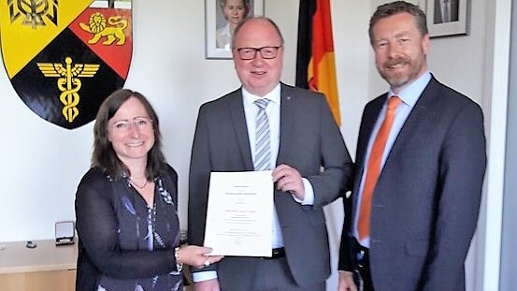 40jähriges Dienstjubiläum Christoph Harke v.l.n.r.: Präsidentin BAIUDBw, Ulrike Hauröder-Strüning; Christoph Harke; Stefan Hucul (Gruppensprecher der Beamten im HPR) 40jähriges Dienstjubiläum Christoph Harke