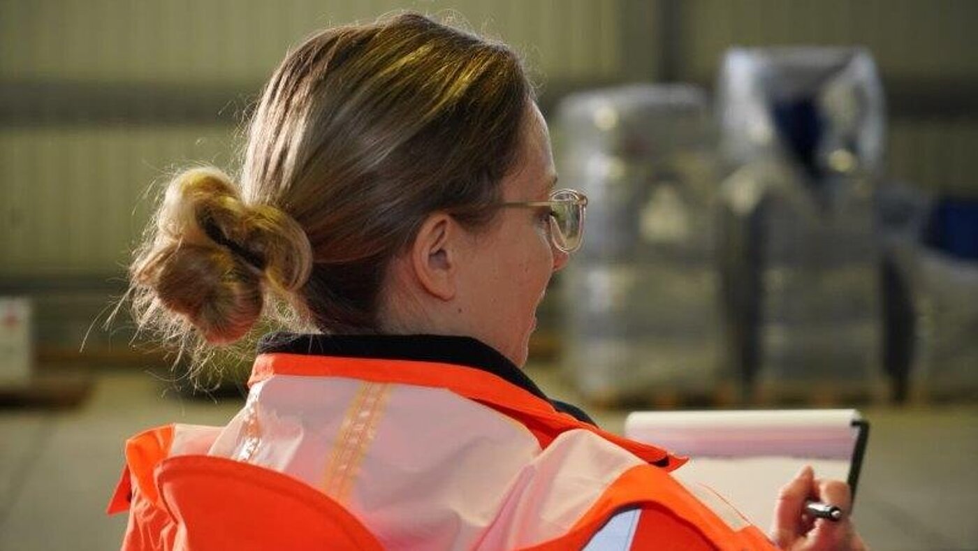 Mitarbeiterinnen und Mitarbeitern des BwDLZ Rotenburg (Wümme) bei der Arbeit