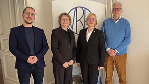 Austausch_mit_der_Referatsleiterin Herr Ceyhan Dursun (stellvertretender Bundesvorsitzender), Frau Imke von Bornstaedt-Küpper (Bundesvorsitzende), Frau Rula Strehl (Referatsleiterin BMVg P II 6) und Klaus Peter-Schäfer (stellvertretender Bundesvorsitzender). Austausch_mit_der_Referatsleiterin