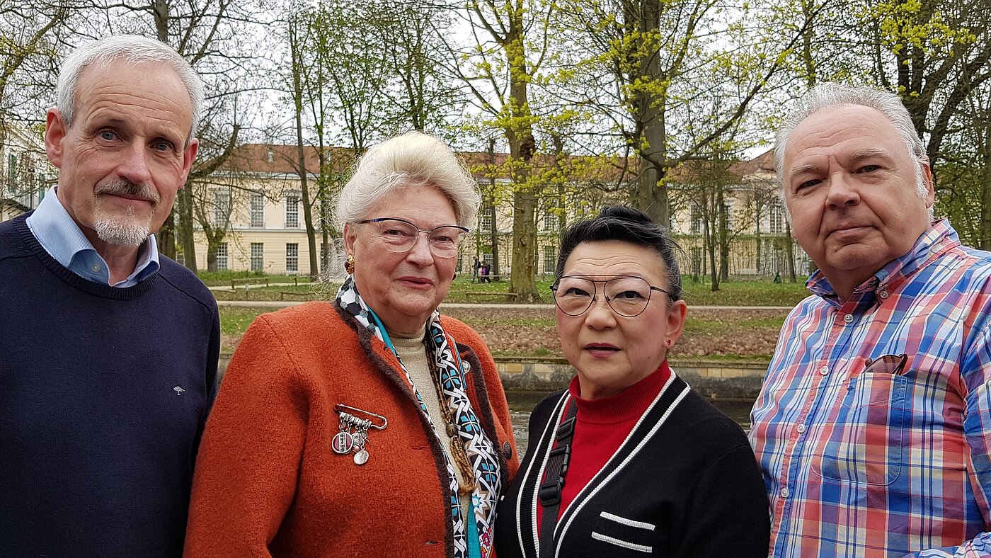 20230419_VBB_BerVlll_Senioren_Berlin Berliner Senioren vor dem Park des Schlosses Charlottenburg 20230419_VBB_BerVlll_Senioren_Berlin