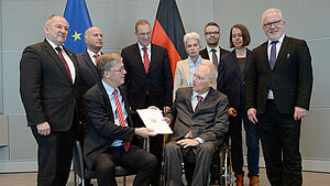 Übergabe Bericht Wehrbeauftragter 2019 Der Wehrbeauftragte des Deutschen Bundestages, Dr. Hans-Peter Bartels, (sitzend li), übergibt im Beisein einiger Mitglieder des Verteidigungsausschusses des Bundestages den Jahresbericht 2018 an Bundestagspräsident Dr. Wolfgang Schäuble, CDU/CSU. Übergabe Bericht Wehrbeauftragter 2019
