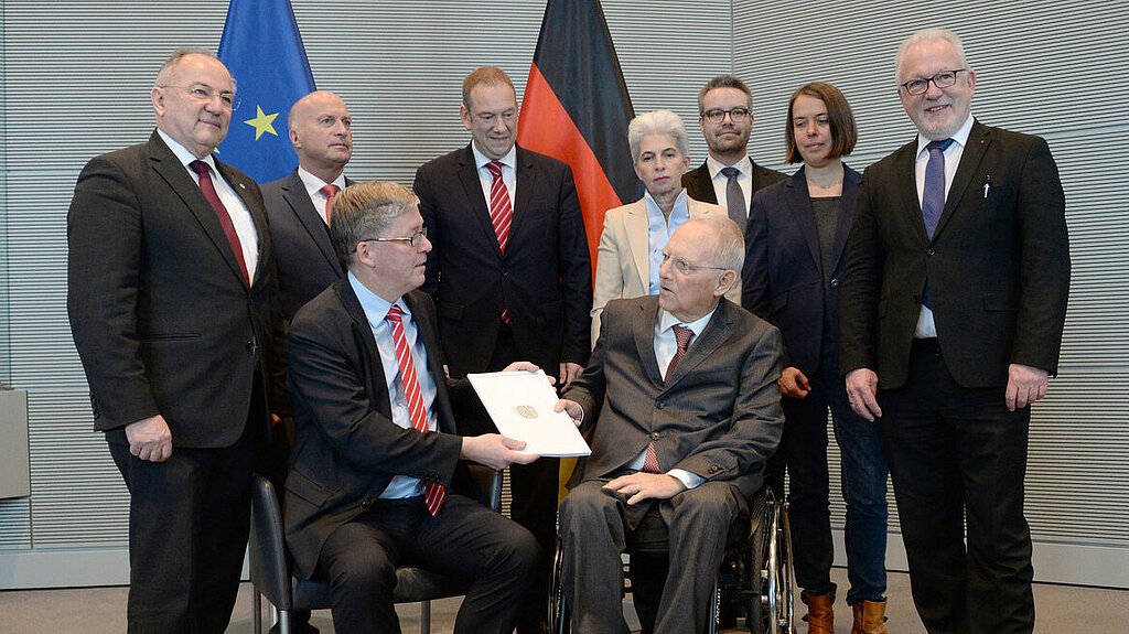Übergabe Bericht Wehrbeauftragter 2019 Der Wehrbeauftragte des Deutschen Bundestages, Dr. Hans-Peter Bartels, (sitzend li), übergibt im Beisein einiger Mitglieder des Verteidigungsausschusses des Bundestages den Jahresbericht 2018 an Bundestagspräsident Dr. Wolfgang Schäuble, CDU/CSU. Übergabe Bericht Wehrbeauftragter 2019