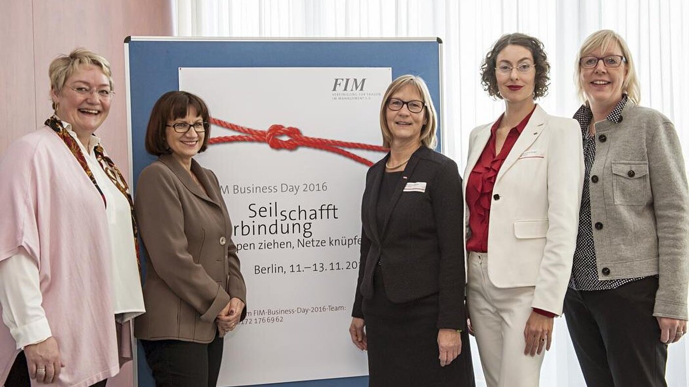 FIM Business Day 2016 Frau Ulrike Elsner, Vorsitzende des vdak e.V., Frau Dr. Krisztina Berger, stellv. Vorsitzende FIM e.V., Frau Heidemarie Kinzler, Vorstandsvorsitzende FIM e.V., Frau Abteilungsleiterin Christine Morgenstern, Sandra Schneider (von rechts) FIM Business Day 2016