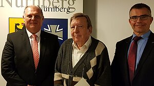 Standortgruppe Nürnberg Helmut Frank (Mitte) mit Lothar Breunig (rechts, Vorsitzender des Landesverbands Bayern) und Dieter Schneider (links, Vorsitzender der Standortgruppe Nürnberg)