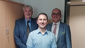 Die stellvertretenden Bundesvorsitzenden DR. Liesenhoff und Klaus-Peter Schäfer im Gespräch mit Ceyhan Dursun, 2019 Der Jugend- und Anwärtervertreter im Bundesvorstand: Ceylan Dursun stellt sich zur Wahl. Die stellvertretenden Bundesvorsitzenden DR. Liesenhoff und Klaus-Peter Schäfer im Gespräch mit Ceyhan Dursun, 2019
