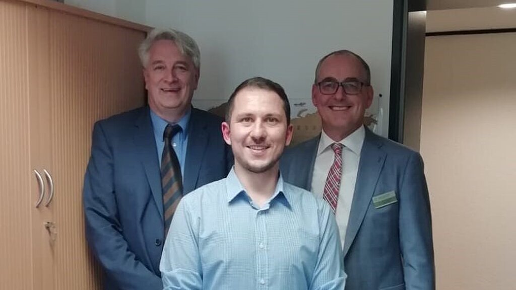 Die stellvertretenden Bundesvorsitzenden DR. Liesenhoff und Klaus-Peter Schäfer im Gespräch mit Ceyhan Dursun, 2019 Der Jugend- und Anwärtervertreter im Bundesvorstand: Ceylan Dursun stellt sich zur Wahl. Die stellvertretenden Bundesvorsitzenden DR. Liesenhoff und Klaus-Peter Schäfer im Gespräch mit Ceyhan Dursun, 2019