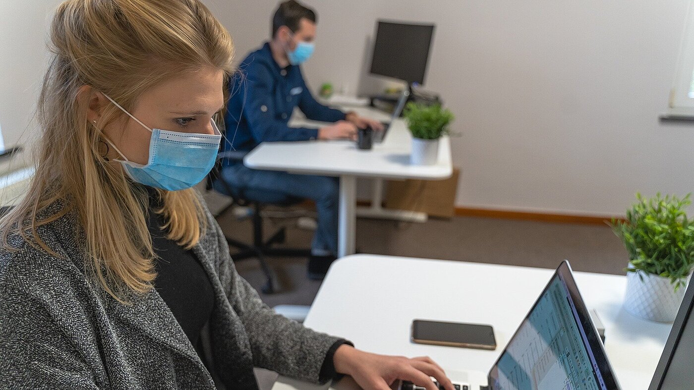 Bürotätigkeit mit Maske Bürotätigkeit mit Maske