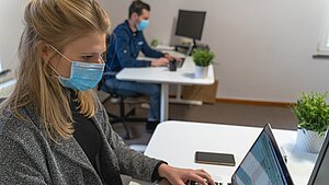 Bürotätigkeit mit Maske Bürotätigkeit mit Maske