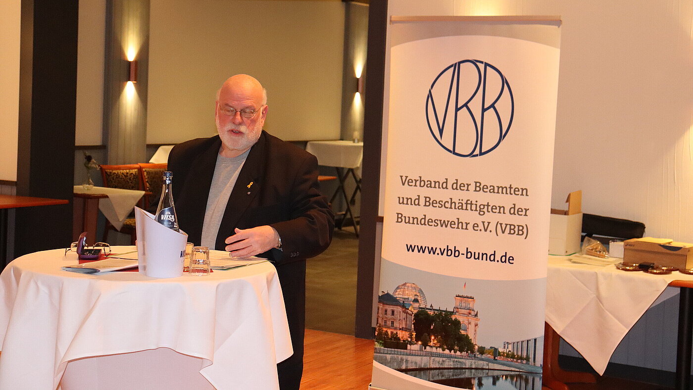 Karl Nowottny eröffnet die außerordentliche Mitgliederhauptversammlung