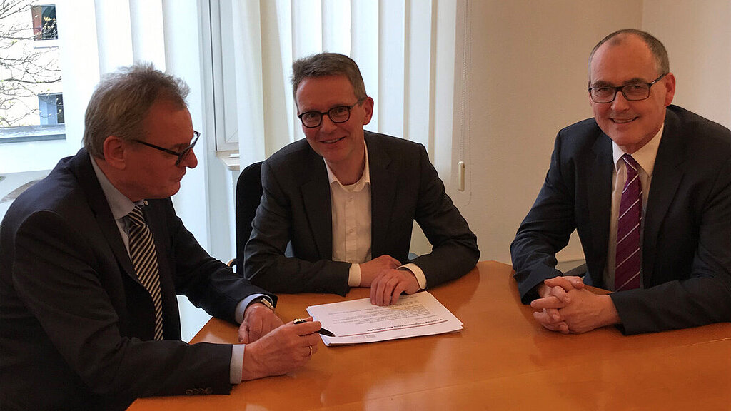 Wolfram Kamm und Dr. Hans Liesenhoff im Gespräch mit Prof. Eßig von der Uni Bw München Wolfram Kamm und Dr. Hans Liesenhoff im Gespräch mit Prof. Eßig von der Uni Bw München