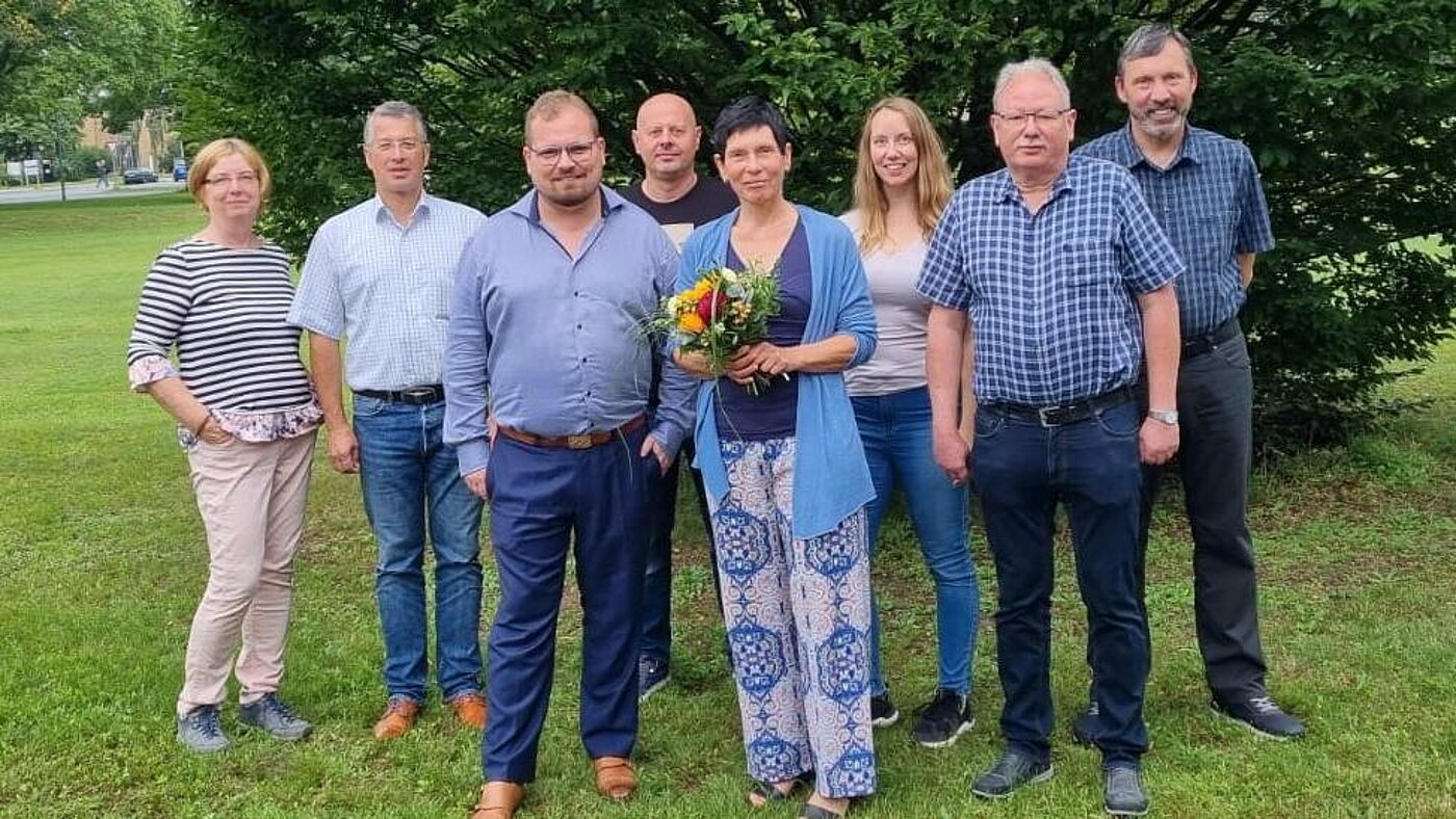 20230823_Standortgruppe_Hannover_Gruppenbild Kollegin Anja Landig im Kreise des Vorstandes 20230823_Standortgruppe_Hannover_Gruppenbild