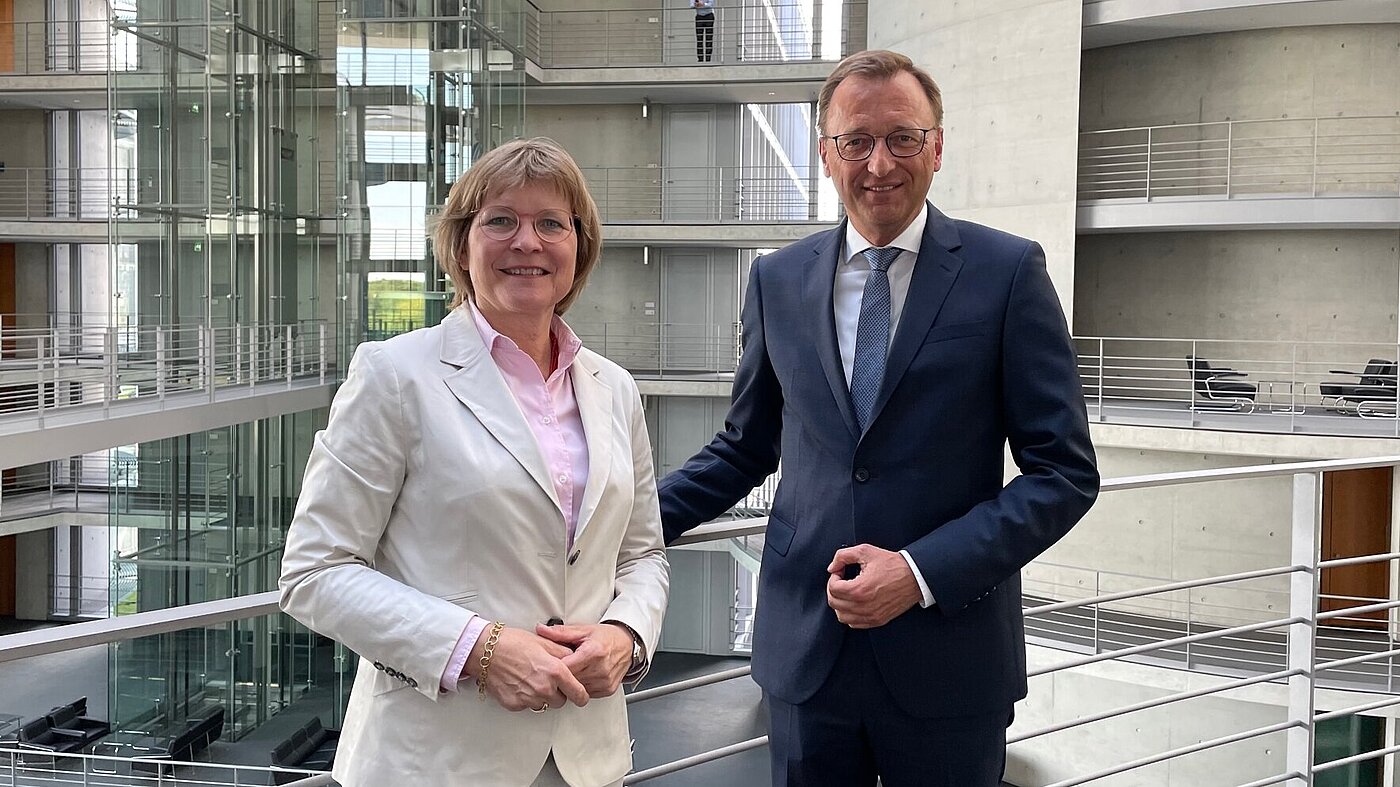 Bundesvorsitzende Imke v. Bornstaedt-Küpper im Gespräch mit MdB Josef Oster Bundesvorsitzende Imke v. Bornstaedt-Küpper im Gespräch mit MdB Josef Oster