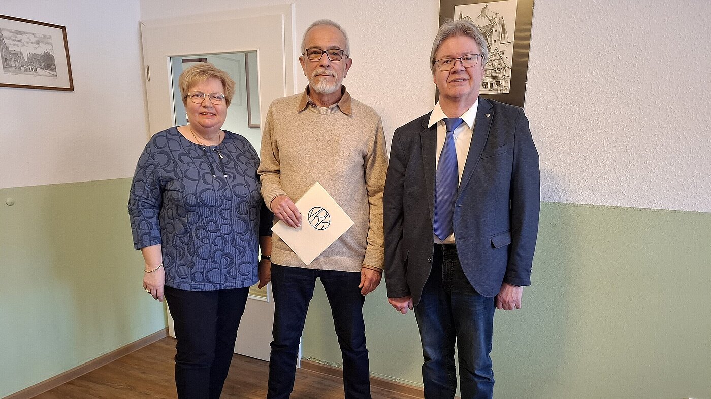 20260320_162657 Die Vorsitzende Marita Wüstenberg, der geehrte Koll. Peter Eickenrodt und der Bereichsgeschäftsführer Peter Maschmeyer (v. li.)