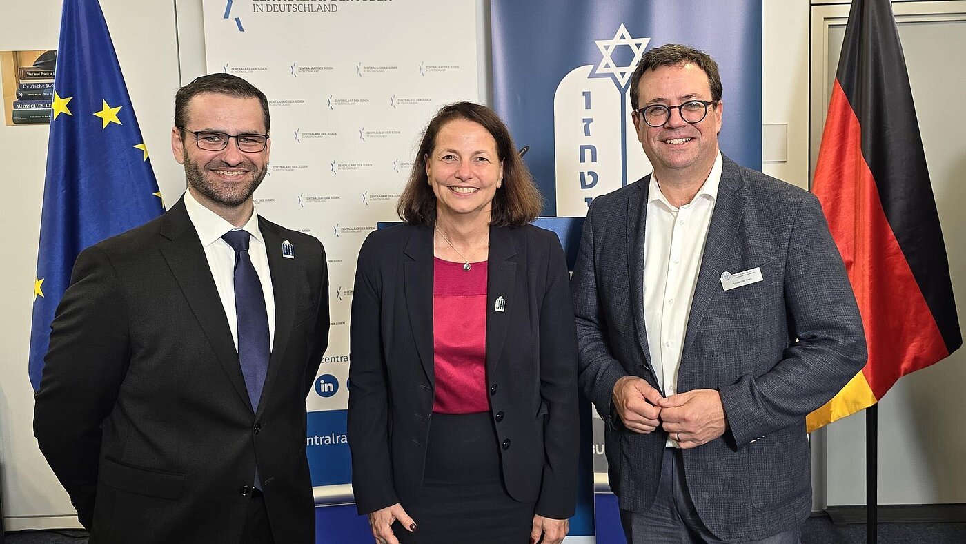 EINWEIHUNG_MILITAERRABBINAT_UND_UEBERGABE_DER_TORA v. l. n. r. Zsolt Balla, LRDir´in Monika Heimburger u. Alexander Heß EINWEIHUNG_MILITAERRABBINAT_UND_UEBERGABE_DER_TORA