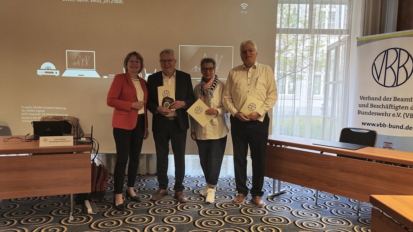 Verleihung der Urkunden: Imke v. Bornstadt-Küpper, Peter Balmes für 60 Jahre, Simone Rahn und Armin Becker für 40 Jahre
