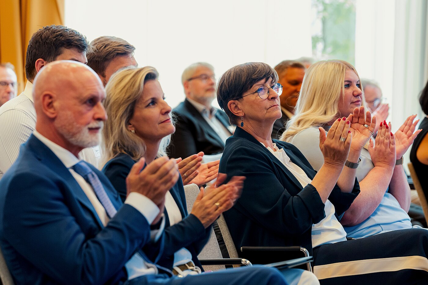 v.l.n.r.: dbb Bundesvorsitzender, Volker Geyer, Parlamentarische Staatssekretärin im BMI, Daniela Ludwig, Vorsitzende des Ausschusses für Bildung, Familie, Senioren, Frauen und Jugend im Deutschen Bundestag, Saskia Esken