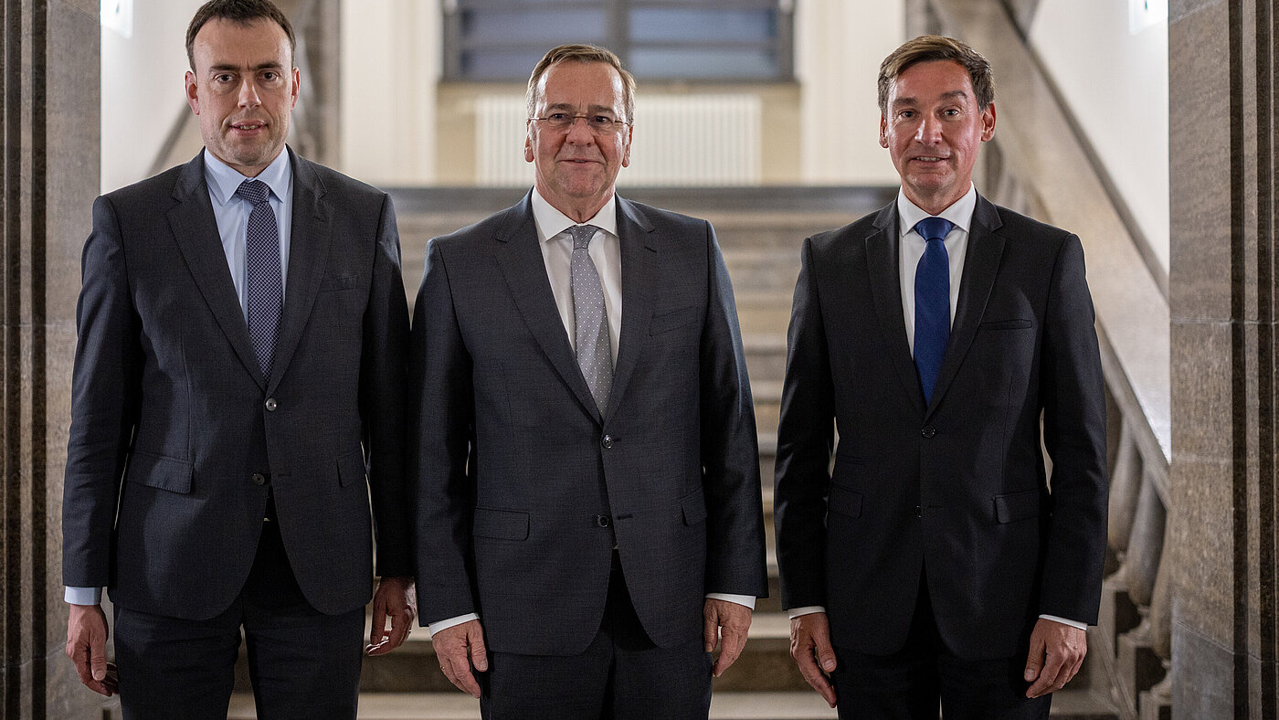 Ernennung der Parlamentarischen Staatssekretäre im BMVg Bundesminister der Verteidigung Boris Pistorius stellt sich zum Gruppenbild mit den beiden neuen Parlamentarischen Staatssekretären Dr. Nils Schmid und Sebastian Hartmann im Bundesministerium der Verteidigung in Berlin, am 06.05.2025.