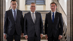 Ernennung der Parlamentarischen Staatssekretäre im BMVg Bundesminister der Verteidigung Boris Pistorius stellt sich zum Gruppenbild mit den beiden neuen Parlamentarischen Staatssekretären Dr. Nils Schmid und Sebastian Hartmann im Bundesministerium der Verteidigung in Berlin, am 06.05.2025.