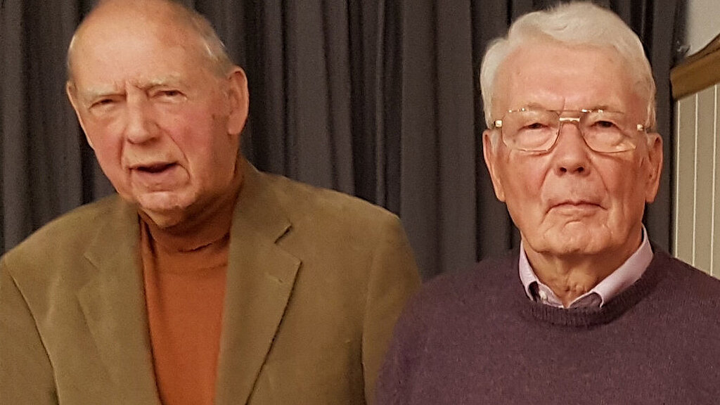 2019 01 10 Mitgliederhauptversammlung StOGrp. Neumuenster Standortgruppenvorsitzender Hans-Otto Wulf mit dem geehrten Max Finnern 2019 01 10 Mitgliederhauptversammlung StOGrp. Neumuenster