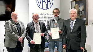 20240131_Jahresversammlung_StOGrp_Bremen1.JPG (52 Kibytes) Bereichsvorsitzender Herr Nowotny; die geehrten Herr Kurt Reincken; Herr Karl-Heinz Hellmann; der StOGrp Vorsitzende Herr Buchfink (v.l.n.r.) 20240131_Jahresversammlung_StOGrp_Bremen1.JPG (52 Kibytes)
