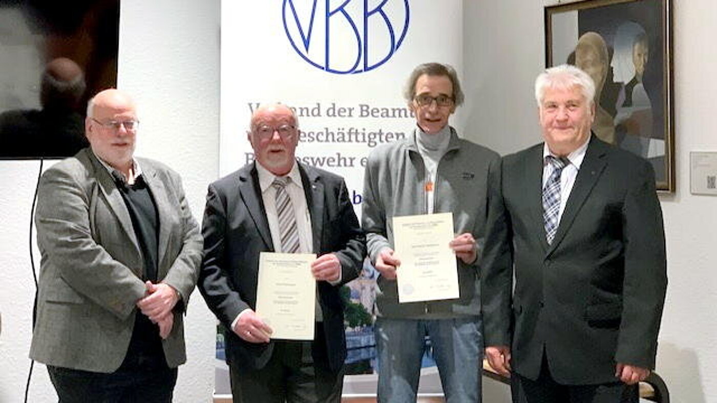20240131_Jahresversammlung_StOGrp_Bremen1.JPG (52 Kibytes) Bereichsvorsitzender Herr Nowotny; die geehrten Herr Kurt Reincken; Herr Karl-Heinz Hellmann; der StOGrp Vorsitzende Herr Buchfink (v.l.n.r.) 20240131_Jahresversammlung_StOGrp_Bremen1.JPG (52 Kibytes)