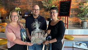 Uebergabe_2._Platz_Fotowettbewerb Frau RAI’in Pia Schütte links, Herr RAI Christopher Würz(Bundesschwerbehindertenvertreter Mitte) und Frau RAI‘in Bettina Ewert rechts. Uebergabe_2._Platz_Fotowettbewerb