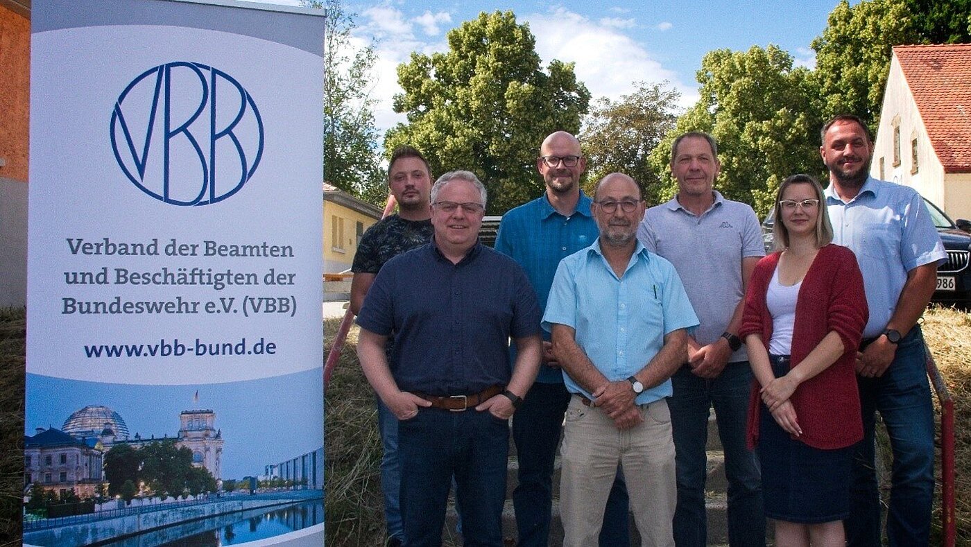 20220715_Mitgliederversammlung_Stetten_a.k.M._Gruppenbild_Vorstand Der neu gewählte Vorstand StoGrp Stetten a.k.M. – Hinten (v.l.n.r.): Arthur Wiertel, Stephan Klatt, Bernd Zinßler, Daniel Stähr / Vorne (v.l.n.r.): Bernd Dorroch, Bernhard Gabler, Bettina Maier
Nicht im Bild: Dieter Eschweiler, Falko Hoffmann und Nils Bernhardt 20220715_Mitgliederversammlung_Stetten_a.k.M._Gruppenbild_Vorstand