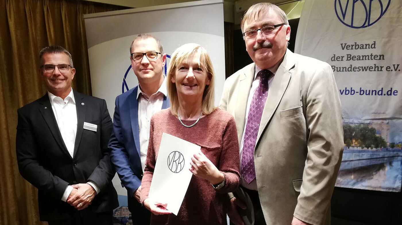 20191119 JHV Donau Wald v.l.n.r. Landesvorsitzender Lothar Breunig, StOGrpVorsitzender Florian Magerl, die Geehrte Maria Fox, Leiter BwDLZ Bogen Alfons Lermer 20191119 JHV Donau Wald