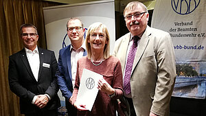 20191119 JHV Donau Wald v.l.n.r. Landesvorsitzender Lothar Breunig, StOGrpVorsitzender Florian Magerl, die Geehrte Maria Fox, Leiter BwDLZ Bogen Alfons Lermer 20191119 JHV Donau Wald