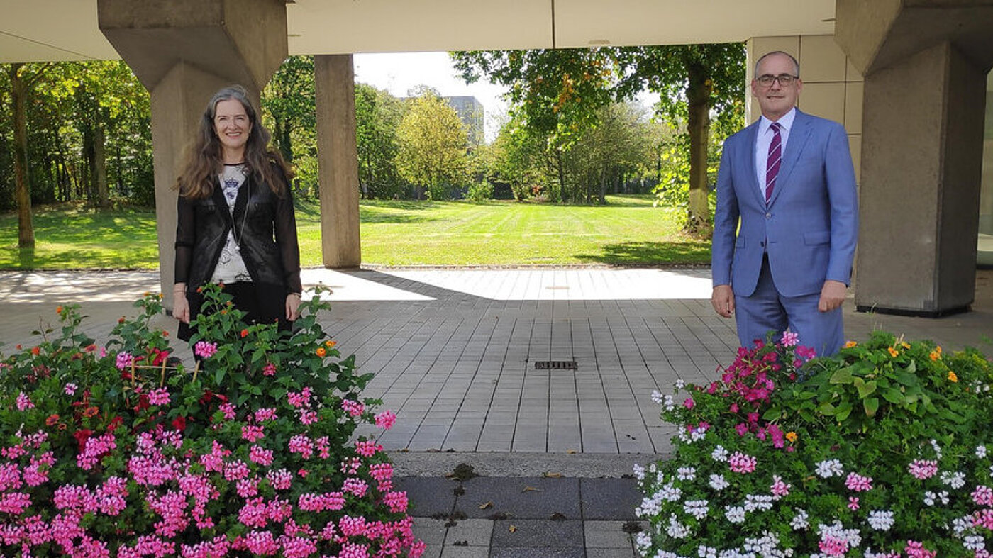 Bundesvorsitzender VBB, Dr. Hans Liesenhoff im Gespräch mit der Gleichstellungsbeauftragten des BMVg, Barbara Schladoth Bundesvorsitzender VBB, Dr. Hans Liesenhoff im Gespräch mit der Gleichstellungsbeauftragten des BMVg, Barbara Schladoth