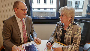 20200217 Dr. Hans Liesenhoff und Helene Wildfeuer im Gespräch Die Vorsitzende der dbb Frauenvertretung Wildfeuer und der VBB Bundesvorsitzende Dr. Liesenhoff im angenehmen, konzentrierten Gespräch 20200217 Dr. Hans Liesenhoff und Helene Wildfeuer im Gespräch