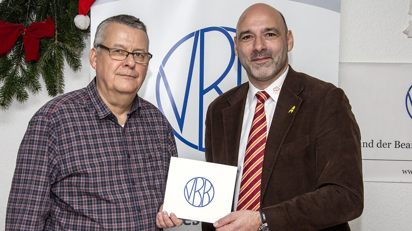 Weihnachtsbasar des BwSW Düsseldorf – VBB StOGr. Düsseldorf mit dabei Stv. Vorsitzender, Hans-Rudolf Bierhoff, überreicht den Erlös der Aktion dem Bereichsgeschäftsführer West, Ralf Miltenberger (von links). Weihnachtsbasar des BwSW Düsseldorf – VBB StOGr. Düsseldorf mit dabei