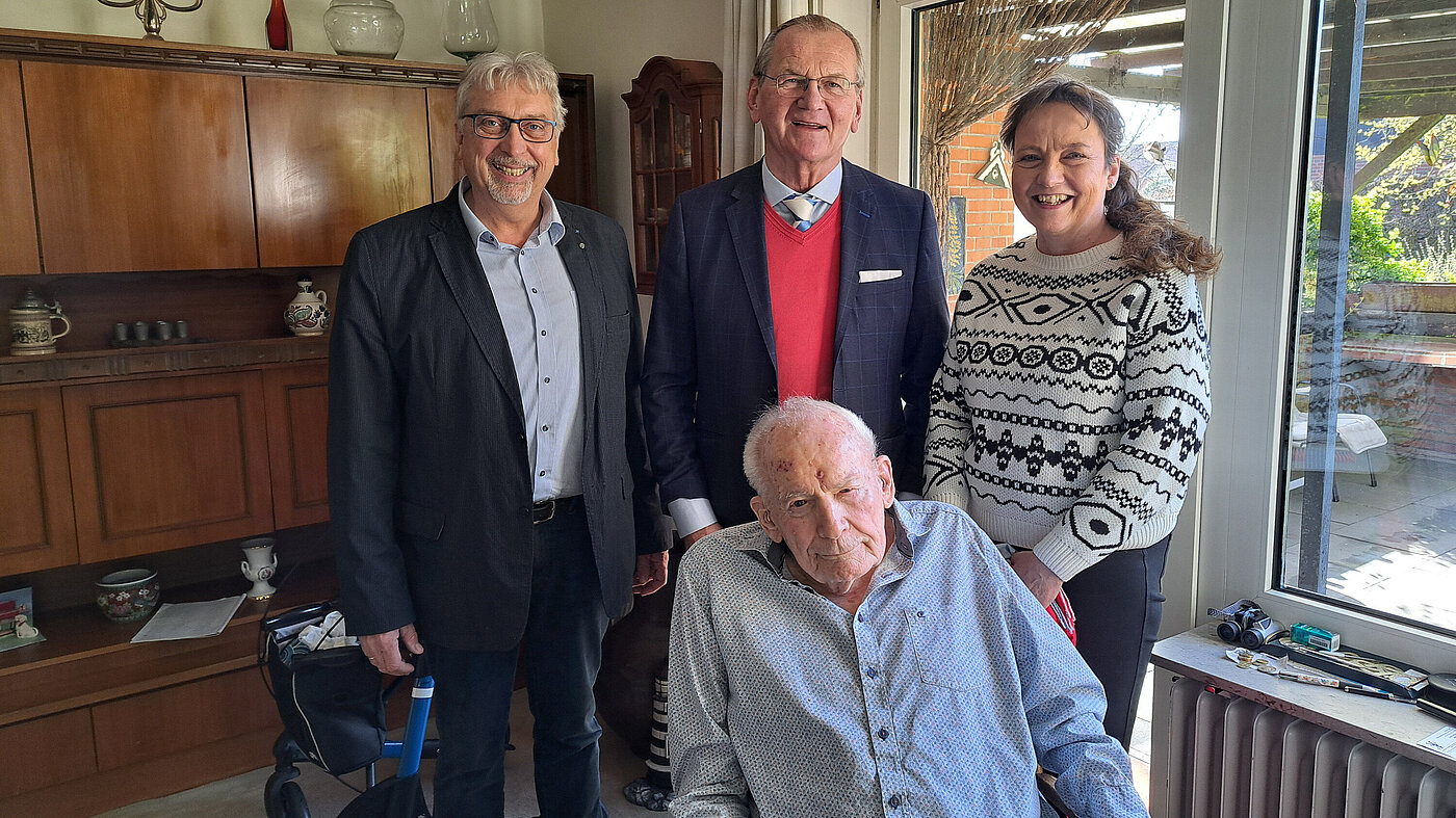 v.l.n.r.: StOGrpVors. Heinz-J. Hölzen, Bereichsseniorenbetreuer Michael Fisch, stv. StOGrpVors. Rita Rocker, Vorne sitzend: Jubilar Dr. Friedrich Kayser