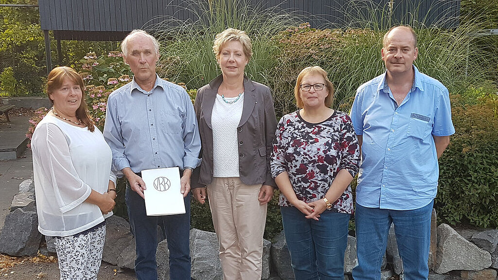 Grillfest mit Ehrung der Standortgruppe Wilhelmshaven I V.l.n.r.: StoGrp Vorsitzende Frau Heike Kutschmann, der Geehrte Herr Friedrich Gerner, Frau Windßus, Frau Eva Andreessen (Kassenwartin), Herr Thorsten Neumann (Stv. Vorsitzender). Grillfest mit Ehrung der Standortgruppe Wilhelmshaven I