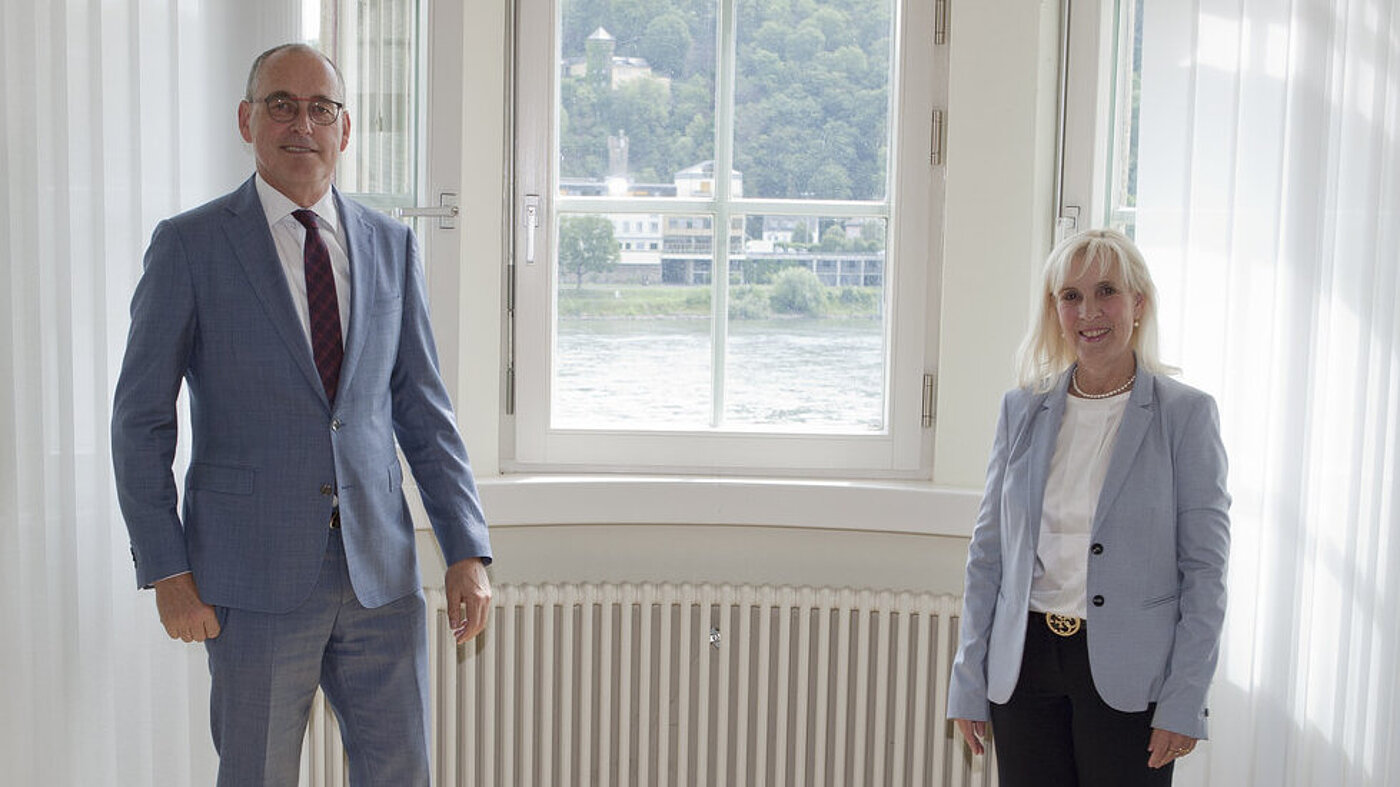 Dr. Liesenhoff im Gespräch mit der Präsidentin BAAINBw, Gabriele Korb Die Abstandsregeln zwischen Präsidentin BAAINBw Korb und dem Bundesvorsitzenden Dr. Liesenhoff werden eingehalten und geben den Blick auf den unaufhaltsamen Rhein frei Dr. Liesenhoff im Gespräch mit der Präsidentin BAAINBw, Gabriele Korb