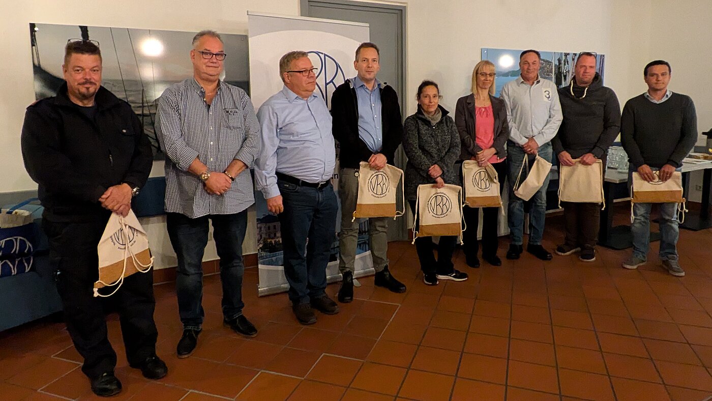 V. l.: Sven Parczany (ÖPR FwMStpKiel), Bernd Blendinger (ÖPR KarrC Kiel), Malte Ehlers (ÖPR WTD 71), Dr. Justus Fricke (ÖPR BAAINBw S7.2), Sandra Busch (GPR WTD 71), Anja Darmer (ÖPR BwDLZ Kiel), Wulf Ihms (ÖPR BwDLZ Kiel), Christian Kühl (ÖPR BAIUDBw KompZ BauMgmt Kiel), Muhammet Safak (ÖPR BwDLZ Kiel)
V. l.: Thomas Mayer-Wolf, Malte Ehlers, Thorsten Schönfeld, Michael Freitag, Gerd Gosau, Jörg Hansen, Peter Maschmeyer