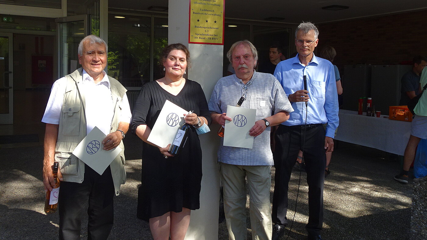 Ehrung vor der Hochschule des Bundes
(v.l.n.r.: Klaus Langbein, Annette Kohlhepp, Karlheinz Steinbach, Joachim Kaltwang)