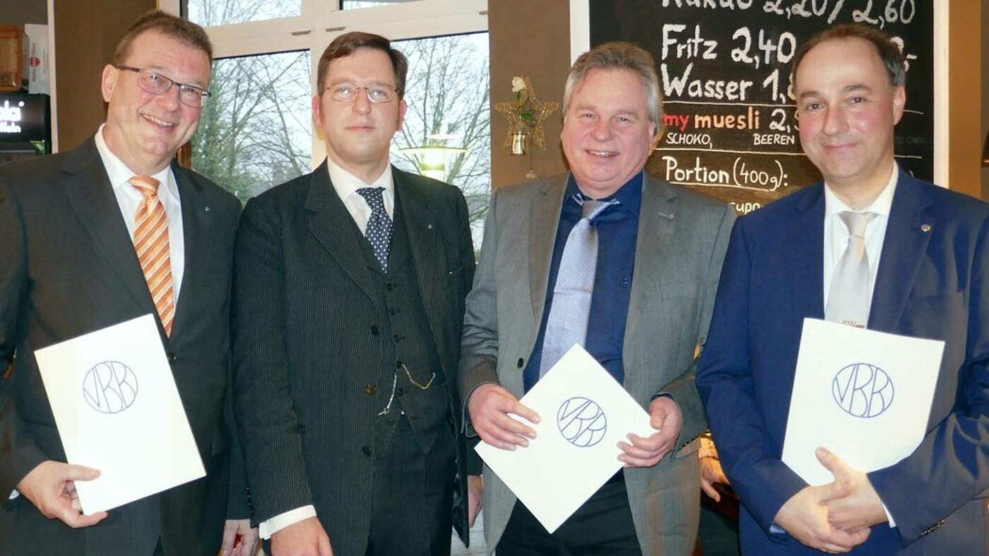 Mitgliederversammlung der StOGr. Hürth im weihnachtlichen Ambiente Die Geehrten und der Vorsitzende: Präsident a.D. Steimels, RAmtm Sommer, RDir Lange und ROAR Guido Pradel. Mitgliederversammlung der StOGr. Hürth im weihnachtlichen Ambiente
