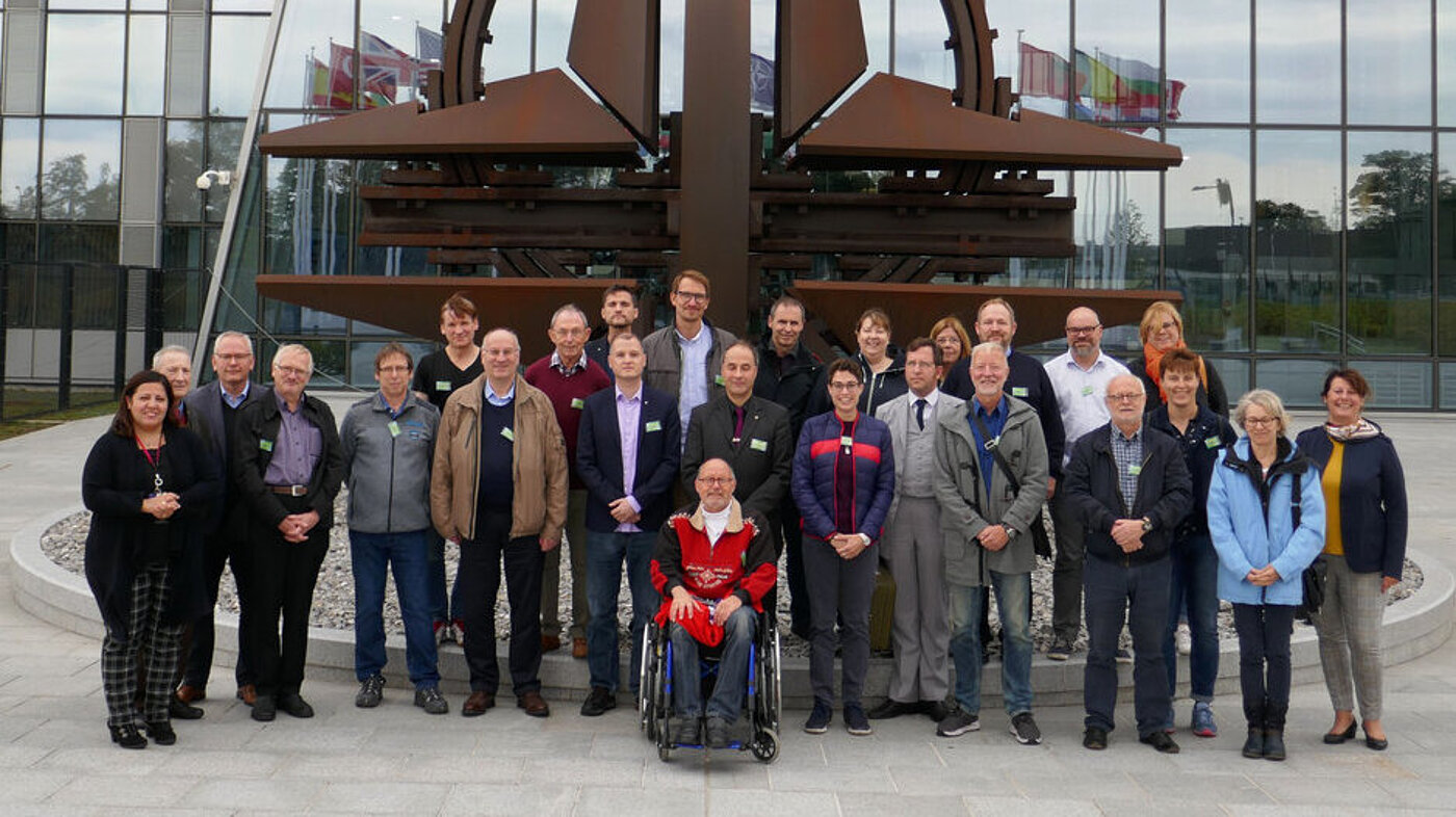 20191003 StOGrp. Huerth Weiterbildungsfahrt Bruessel1 Die Reisegruppe vor dem NATO-Hauptquartier 20191003 StOGrp. Huerth Weiterbildungsfahrt Bruessel1