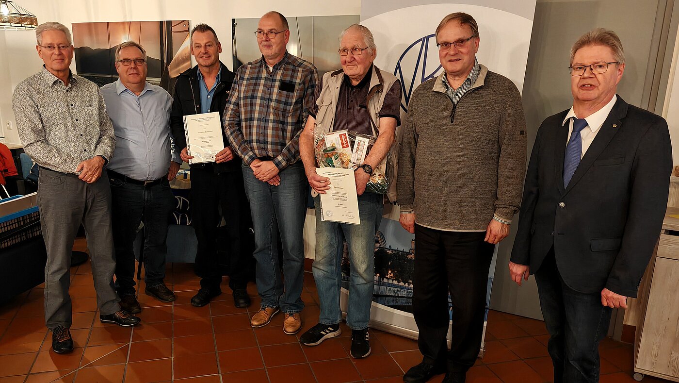 Ehrungen_StOGrp_Kiel V. l.: Thomas Mayer-Wolf, Malte Ehlers, Thorsten Schönfeld, Michael Freitag, Gerd Gosau, Jörg Hansen, Peter Maschmeyer
Ehrungen_StOGrp_Kiel
