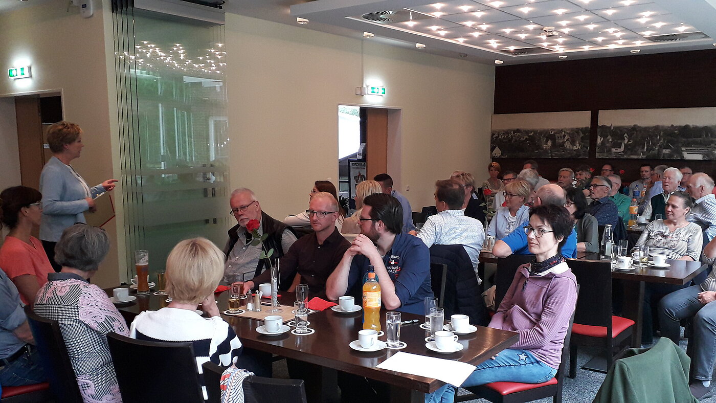 20220707_Sommergrillen_StOGrp_Rotenburg Kollegin Windßus beim Vortrag bei der Standortgruppe Rotenburg (Wümme) 20220707_Sommergrillen_StOGrp_Rotenburg