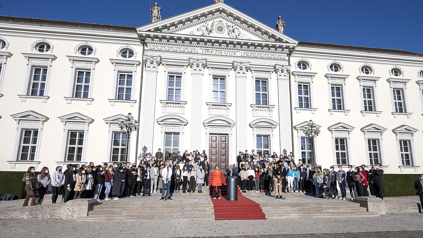 Die Jugend übernimmt für zwei Tage das Schloss Bellevue Foto: Bundesregierung/Guido Bergmann Die Jugend übernimmt für zwei Tage das Schloss Bellevue