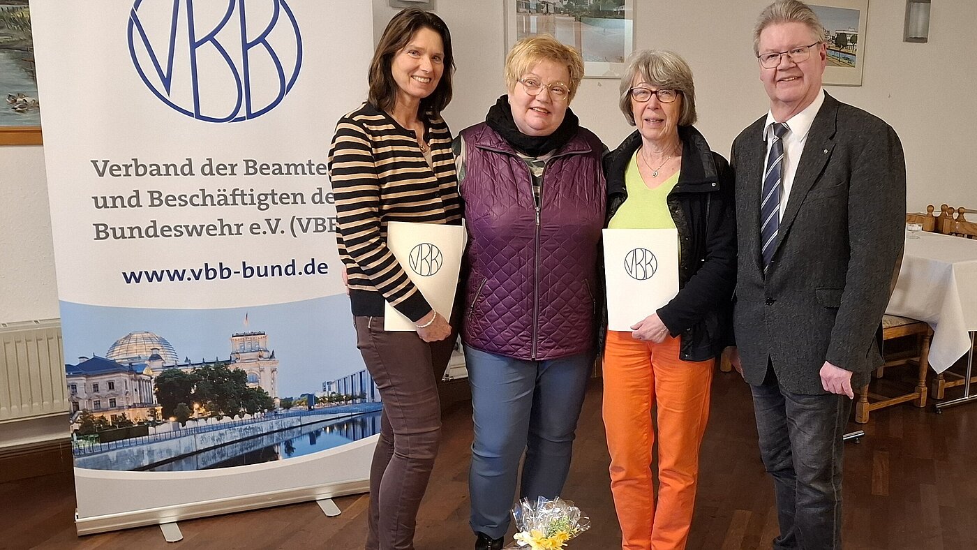 StOGr-Itzehohe. Das Foto zeigt von links: Kollegin Maren Diercks, Vorsitzende Marita Wüstenberg, Kollegin Thea Schwalbe, Peter Maschmeyer
StOGr-Itzehohe.