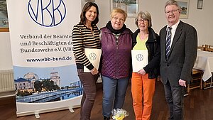StOGr-Itzehohe. Das Foto zeigt von links: Kollegin Maren Diercks, Vorsitzende Marita Wüstenberg, Kollegin Thea Schwalbe, Peter Maschmeyer
StOGr-Itzehohe.