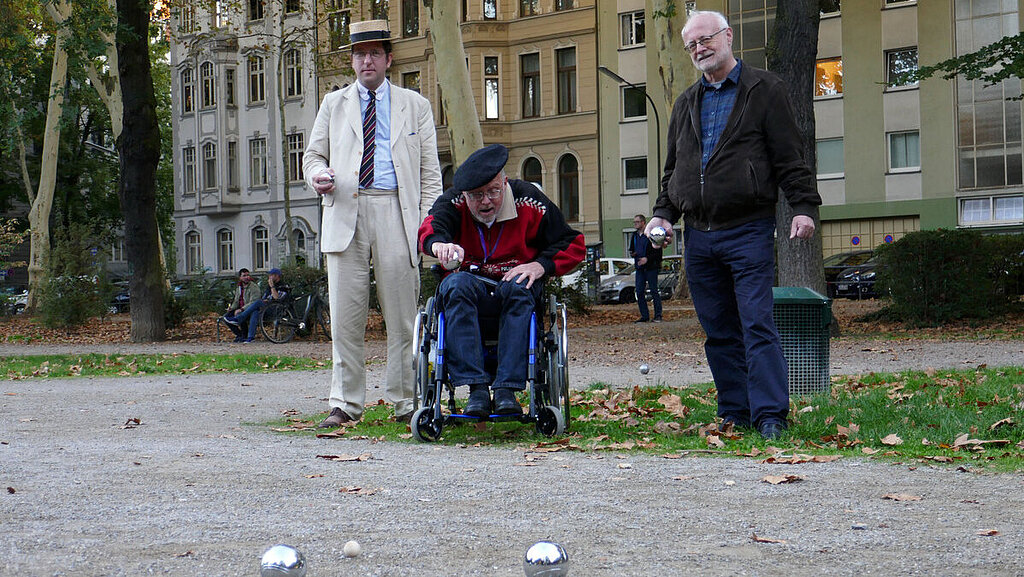 Boule VBB Auf geht’s: ORR Jürgen Zimmermann nimmt Maß (Bildmitte)
Boule VBB