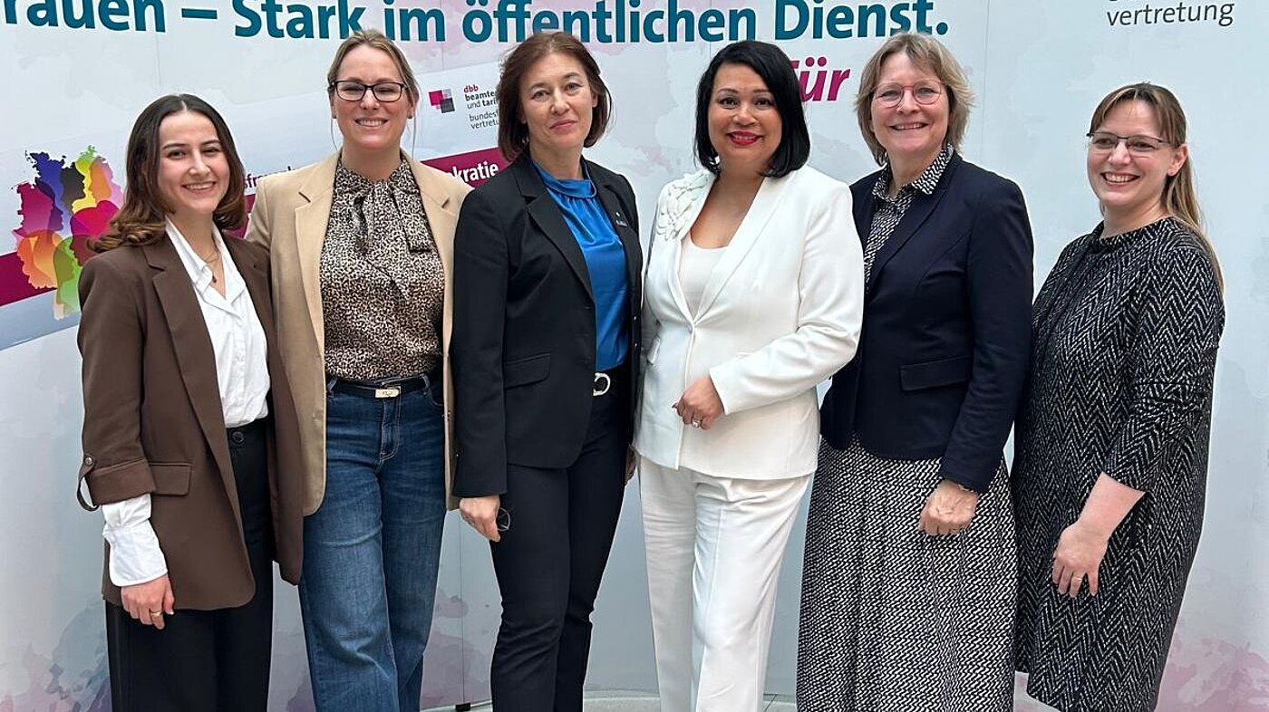 20260408bundesfrauenkongress Von links nach rechts: vbb frauen Delegierten Michelle Amlung, Katja John, Tatjana Kharitonova-Felser, Vorsitzende der dbb Bundesfrauenvertretung Milanie Kreutz, Bundesvorsitzende des vbb Imke v. Bonstaedt-Küpper, vbb frauen Delegierte Elisabeth Benz. 20260408bundesfrauenkongress
