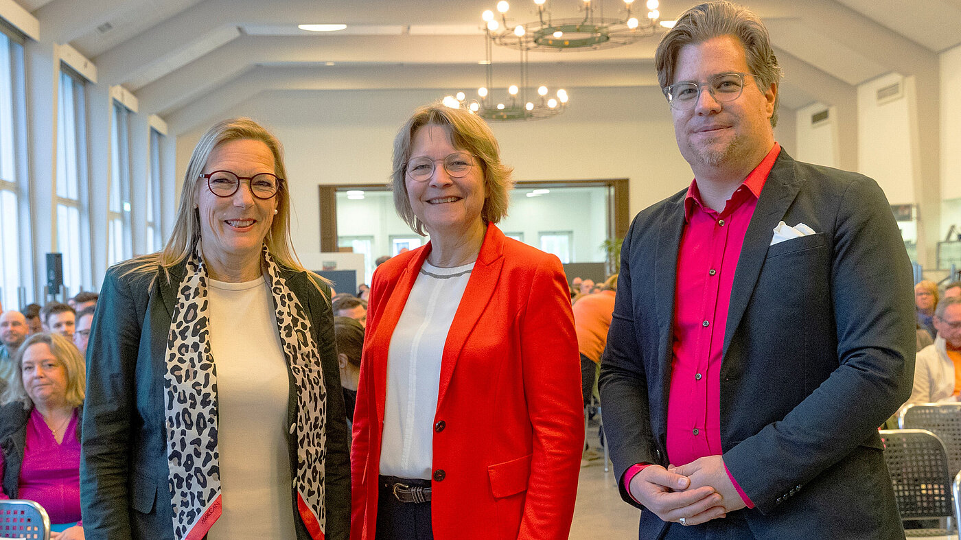 Personalversammlung v. l. n. r. die Vorsitzende des Örtlichen Personalrats beim BAIUDBw, Sonja Heß, die VBB-Bundesvorsitzende, Imke von Bornstaedt-Küpper, sowie der freigestellte Personalrat, Adrian Klein, 1.Stellvertretender Gruppensprecher der Beamten.