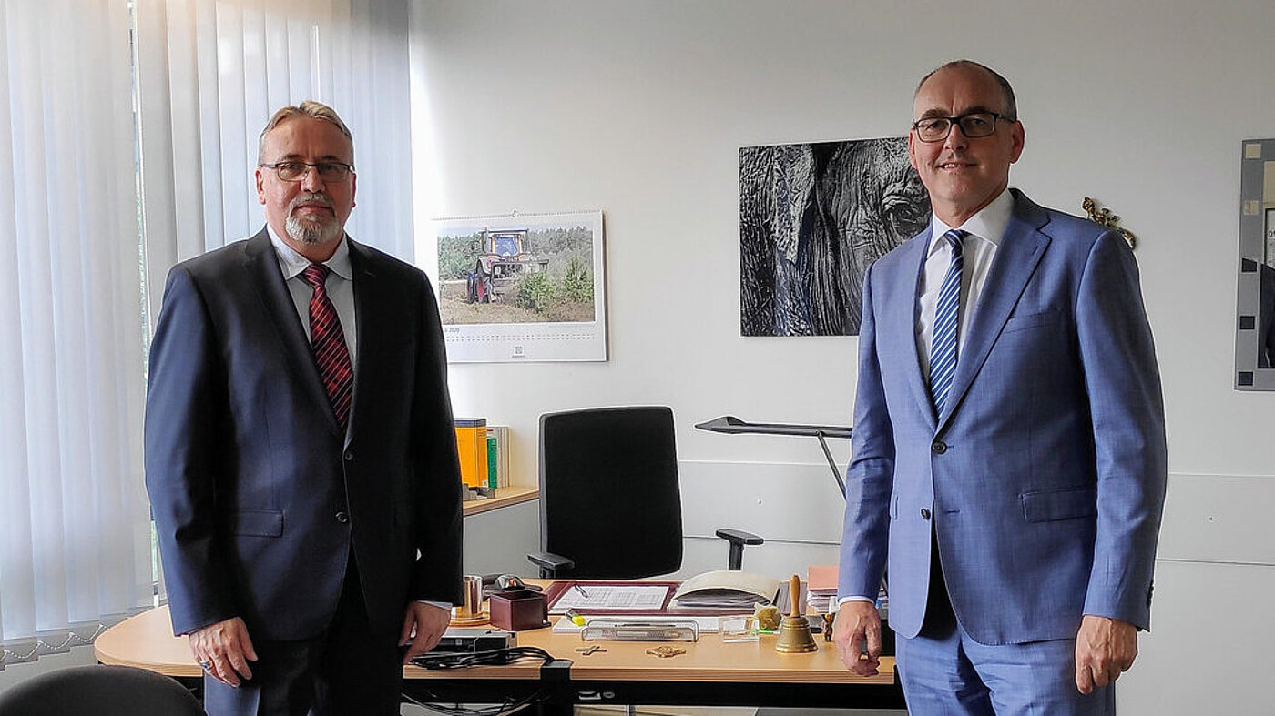 MinR Mehl, Referatsleiter BMVg R II 6 und Dr. Liesenhoff, Bundesvorsitzender VBB, nach ihrem informativen Gespräch MinR Mehl, Referatsleiter BMVg R II 6 und Dr. Liesenhoff, Bundesvorsitzender VBB, nach ihrem informativen Gespräch MinR Mehl, Referatsleiter BMVg R II 6 und Dr. Liesenhoff, Bundesvorsitzender VBB, nach ihrem informativen Gespräch