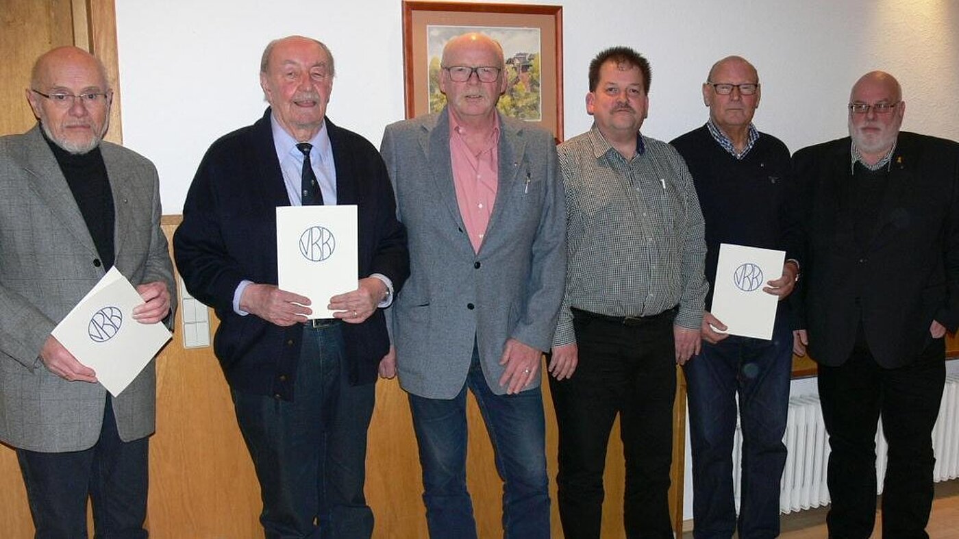 Ehrung der StOGr Diepholz Von links: Gerhard Runte und Hubert Mehnert (beide Ehrenmedaille) , Elmar Bolte (Ehrenzeichen für langjährige Verdienste), Michael Reuss (Ehrenzeichen in Gold für langjährige Verdienste ) und Bernd Rieken (Ehrenmedaille). Rechts: Karl Nowotny.
Darüber hinaus wurde Rolf Bergfeld die Ehrenmedaille verliehen. Er konnte aus persönlichen Gründen nicht teilnehmen. Ehrung der StOGr Diepholz